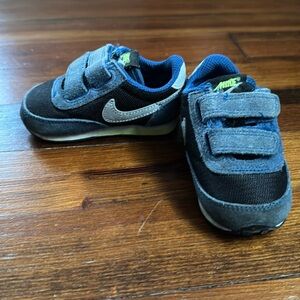 Nike toddler boys size 4 sneakers